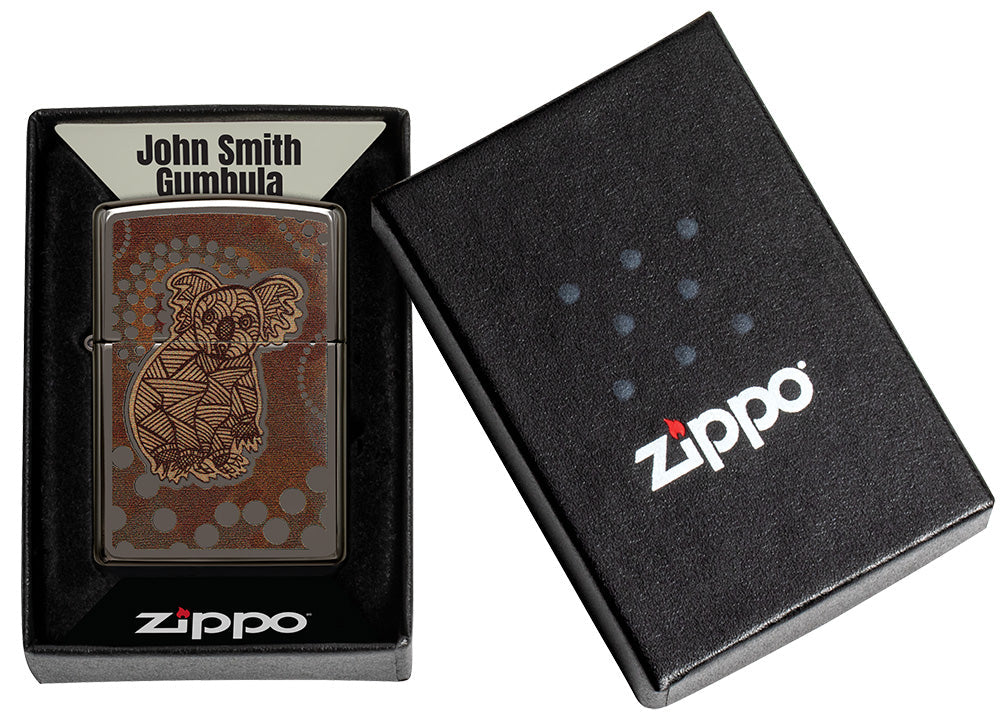 Briquet Zippo vue de face Black Ice® avec illustration colorée d'un koala dans le style de l'art aborigène dans une boîte John Smith Gumbula ouverte