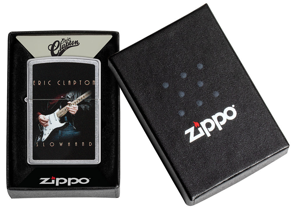 Briquet Zippo vue de face chromé avec image colorée d'Eric Clapton jouant de la guitare