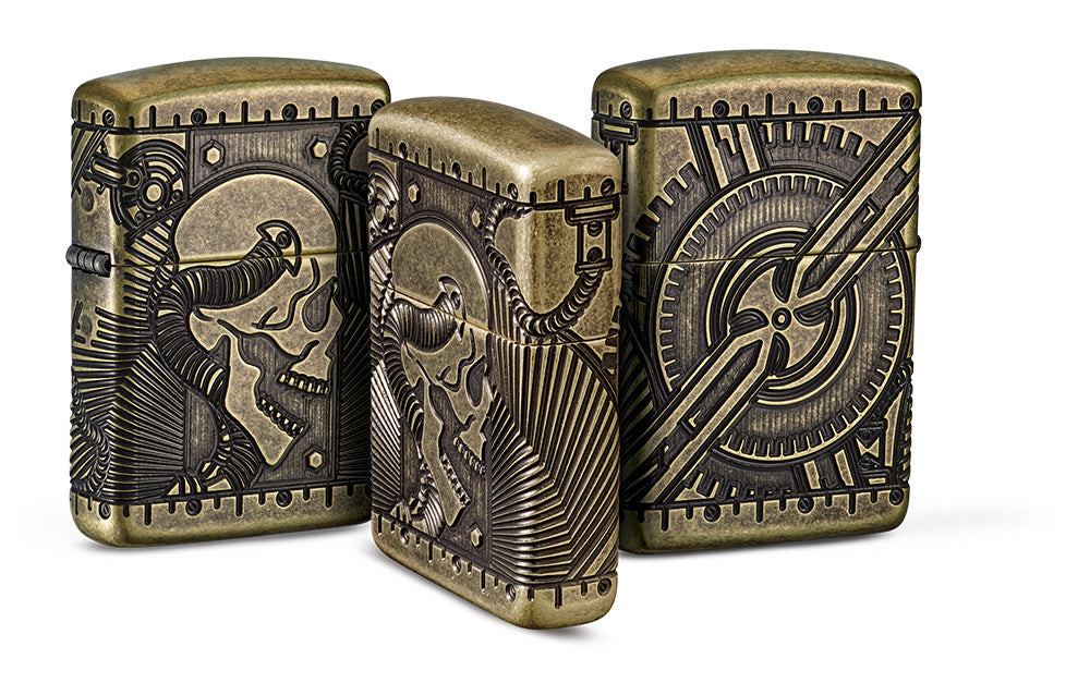 vue groupée briquet Zippo laiton antique avec gravure profonde tête de mort et éléMen,ts mécaniques