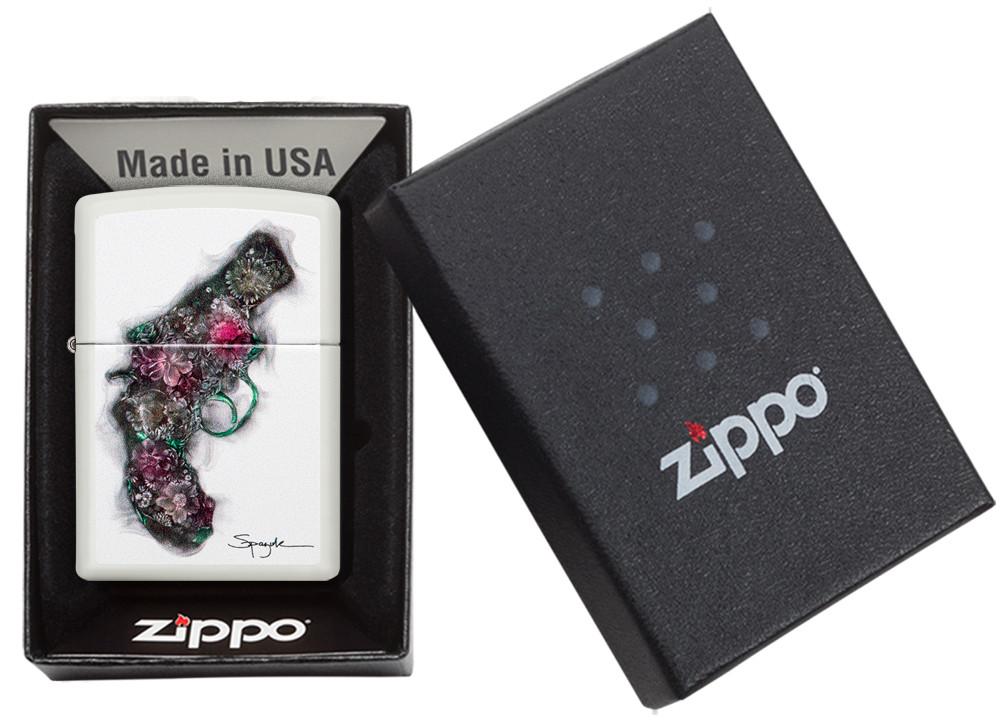 Briquet Zippo blanc avec pistolet de Spazuk, dans une boîte ouverte