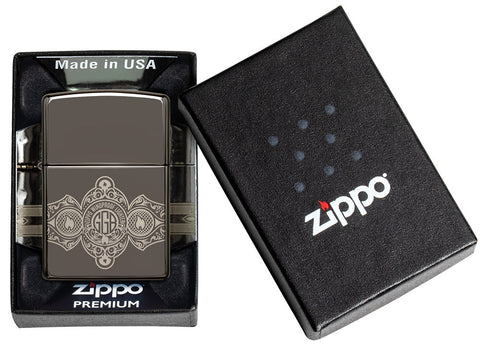 Briquet Zippo vue de face Black Ice® ouvert et allumé avec gravure à 360° des flammes Zippo et du logo dans un design de bande de cigares dans un emballage cadeau ouvert