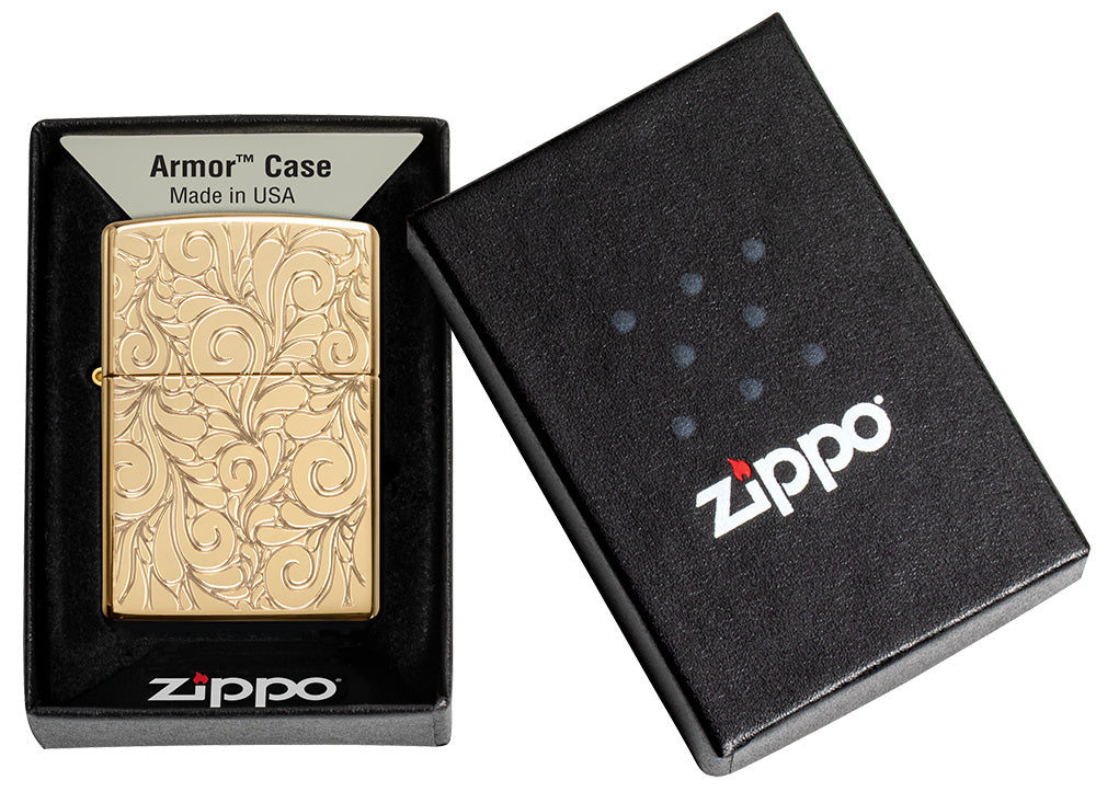 Briquet Zippo vue de face Armor® laiton poli miroir avec lignes ornementales gravées en profondeur dans un emballage cadeau ouvert