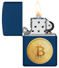Briquet Zippo vue de face ouvert et allumé en bleu marine avec illustration texturée d'un bitcoin