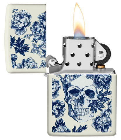 Briquet Zippo brille dans le noir Tête de mort avec couronne entourée de fleurs bleues Ouvert avec flamme