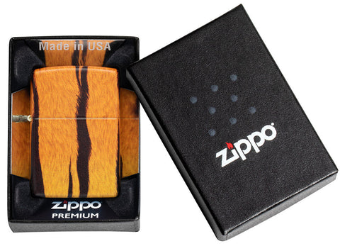 Briquet Zippo 540° vue de face ouvert dans le coffret cadeau et fait de métal, avec une illustration en couleur qui montre l'imprimé tigre classique