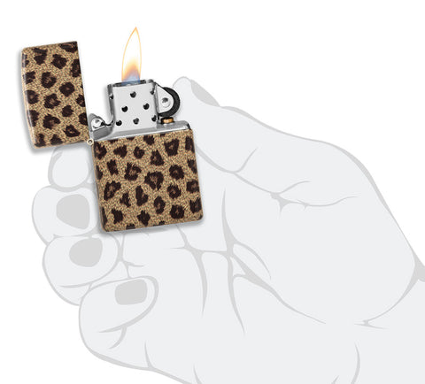 Briquet Zippo 540° vue de face en main stylisée  ouvert et allumé et fait de métal, avec une illustration en couleur qui montre l'imprimé léopard classique