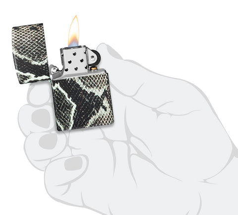 Briquet Zippo 540° vue de face ouvert et allumé en main stylisée en couleur blanc et noir et fait de métal, avec une illustration en couleur white matte qui montre l'imprimé classique en peau de serpent