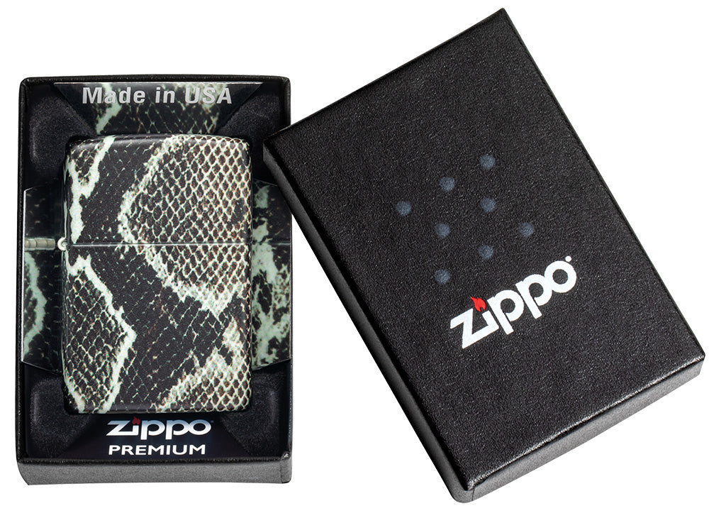 Briquet Zippo 540° vue de face dans le coffret cadeau en couleur blanc et noir et fait de métal, avec une illustration en couleur white matte qui montre l'imprimé classique en peau de serpent