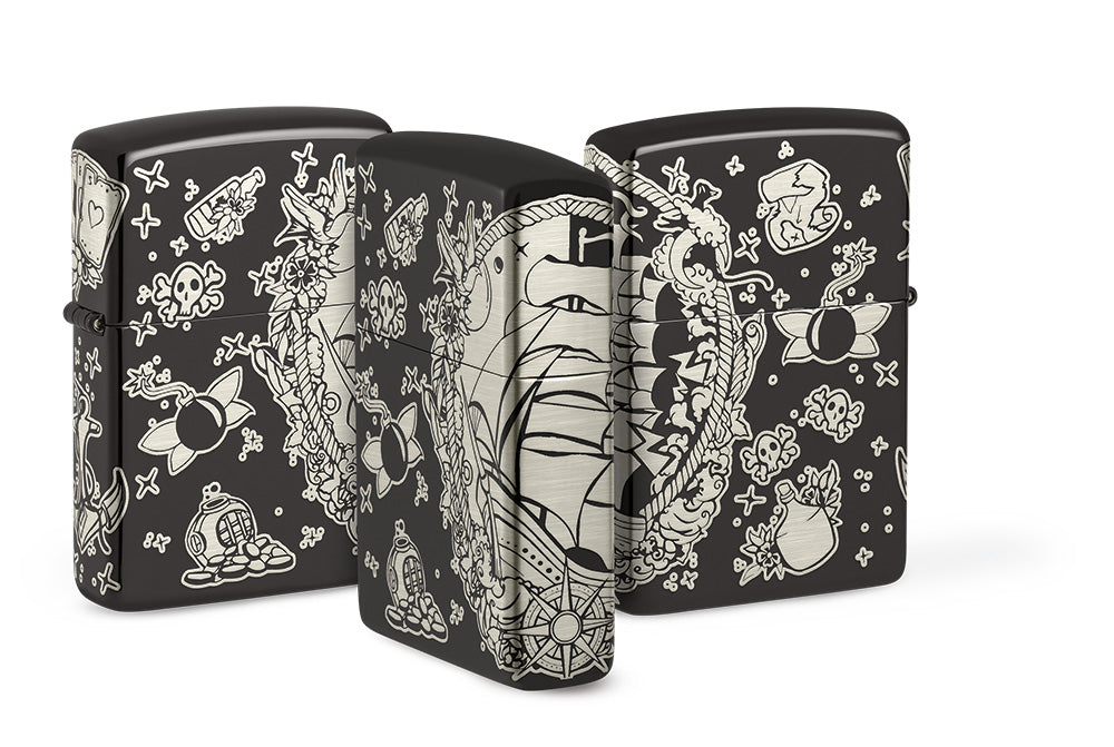 Briquet Zippo 360° vue de face, de l'arrière et de côté et fait de métal, avec une illustration en couleur qui montre une multitude de motifs nautiques avec un voilier ainsi qu'une carte au trésor et des pièces d'or
