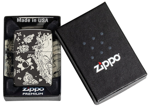 Briquet Zippo 360° vue de face dans le coffret cadeau  fait de métal, avec une illustration en couleur qui montre une multitude de motifs nautiques avec un voilier ainsi qu'une carte au trésor et des pièces d'or