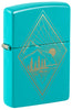 Briquet Flat Zippo ¾ angle vue de côté Turquoise et fait de métal, avec une illustration en couleur qui montre un motif bohémien outdoor gravé au laser.