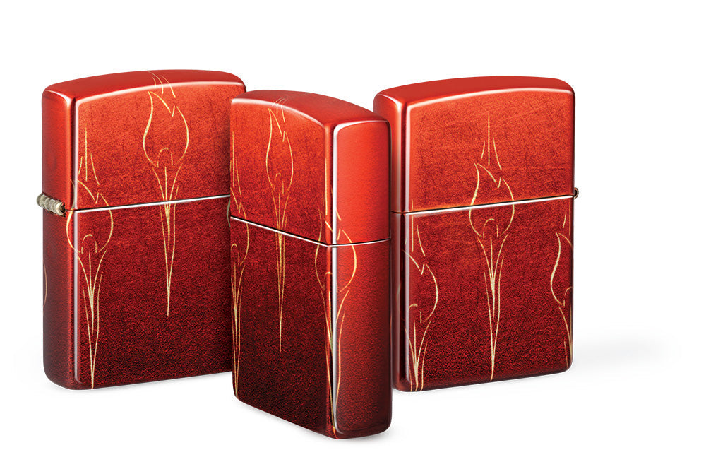 Briquet Zippo 540° de face, de l'arrière et de côté couleur rouge brique et fait de métal, avec une illustration en couleur qui montre un motif subtil de flammes Zippo répétitives.