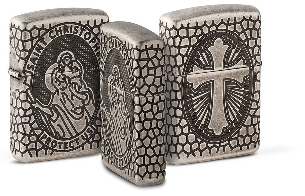 vue groupée briquet Zippo chromé antique gravure profonde St. Christophe