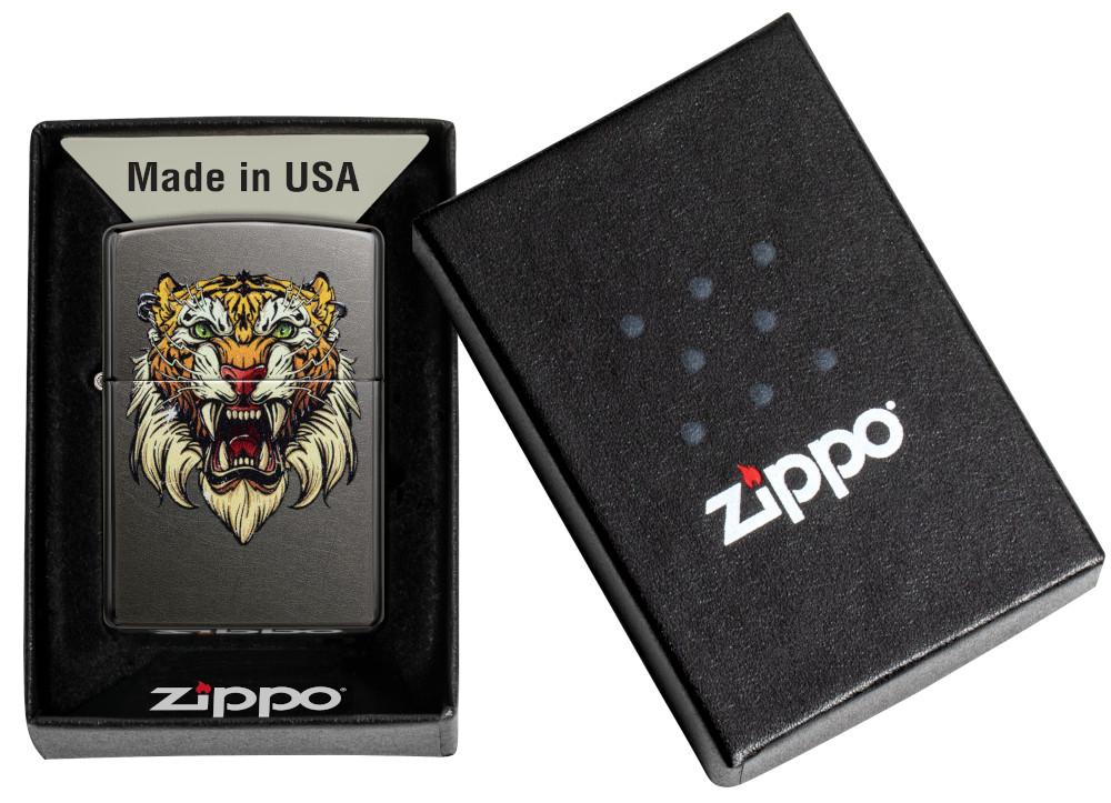 Briquet Zippo gris avec tête de tigre à dents de sabre dans une boîte ouverte