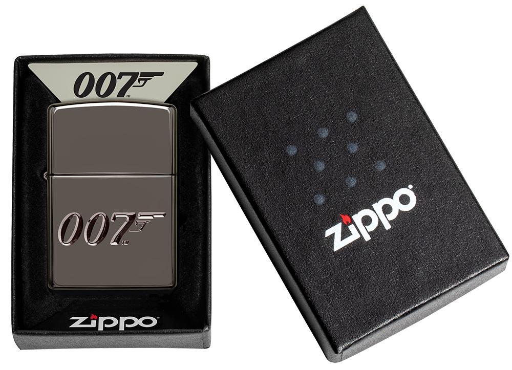 Vue de face briquet Zippo gris brillant 007 dans une boîte ouverte