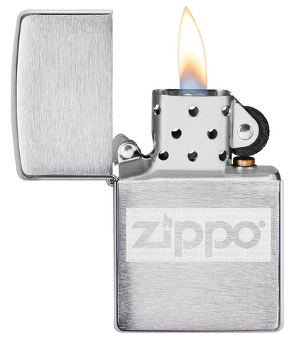 Briquet Zippo chromé avec logo Zippo, ouvert avec flamme