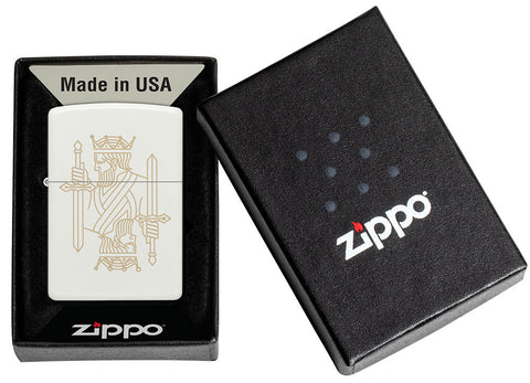 Briquet Zippo blanc mat avec gravure laser sur les deux faces d'un roi avec couronne et épée dans une boîte cadeau ouverte
