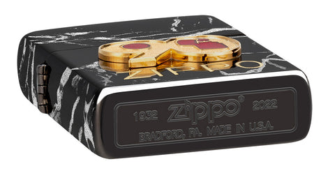 Briquet Zippo ¾ angle 360° vue de bas fait de métal avec l'illustration en couleur qui montre le logo de Zippo de la série limitée du briquet 2022 pour célébrer 90 ans de notre marque.