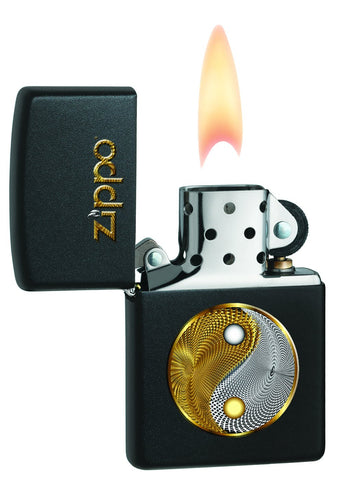 Briquet Zippo avec lettrage Zippo et symbole Yin Yang en dessous, ouvert avec flamme