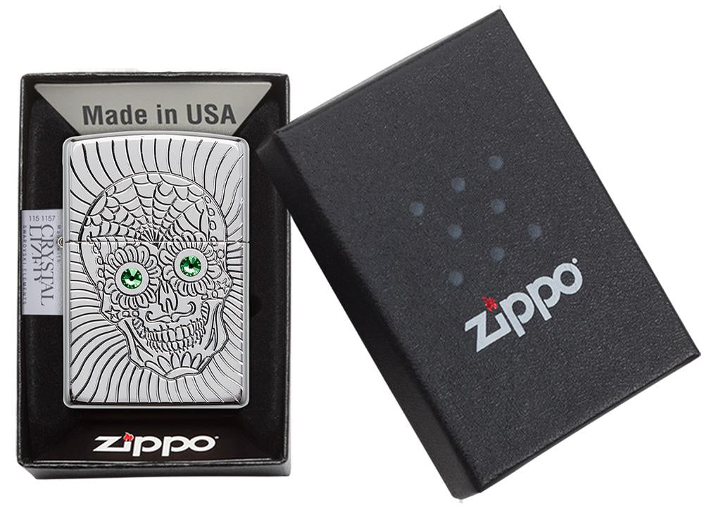 Briquet Zippo avec gravure profonde tête de mort et yeux en éléMen,ts Swarovski, dans une boîte ouverte