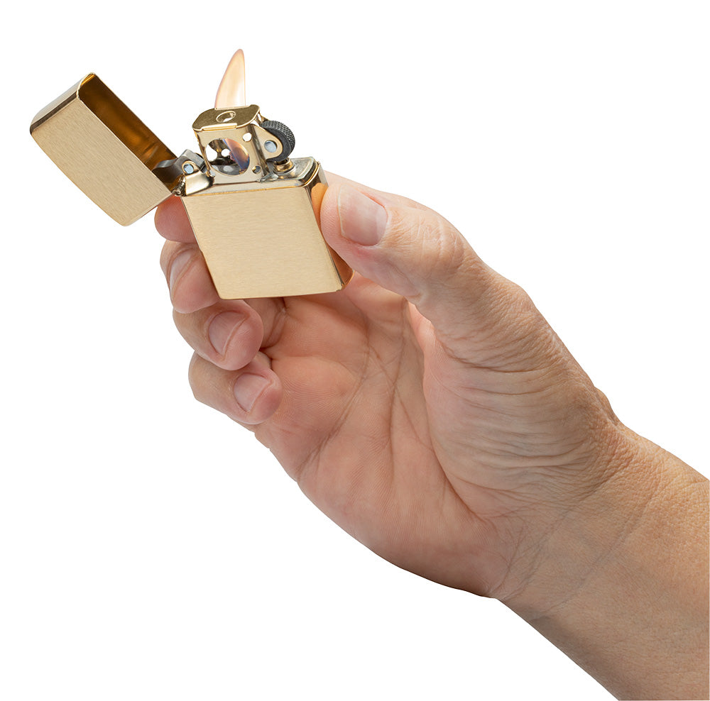 Insert de pipe Zippo vue de face en main stylisée doré qui s'adapte à ton briquet Zippo classique
