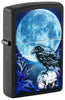 Briquet Zippo ¾ angle vue de côté  fait de métal, avec une illustration en couleur qui montre l'impression d'un corbeau noir au clair de lune sur un crâne sur fond noir mat