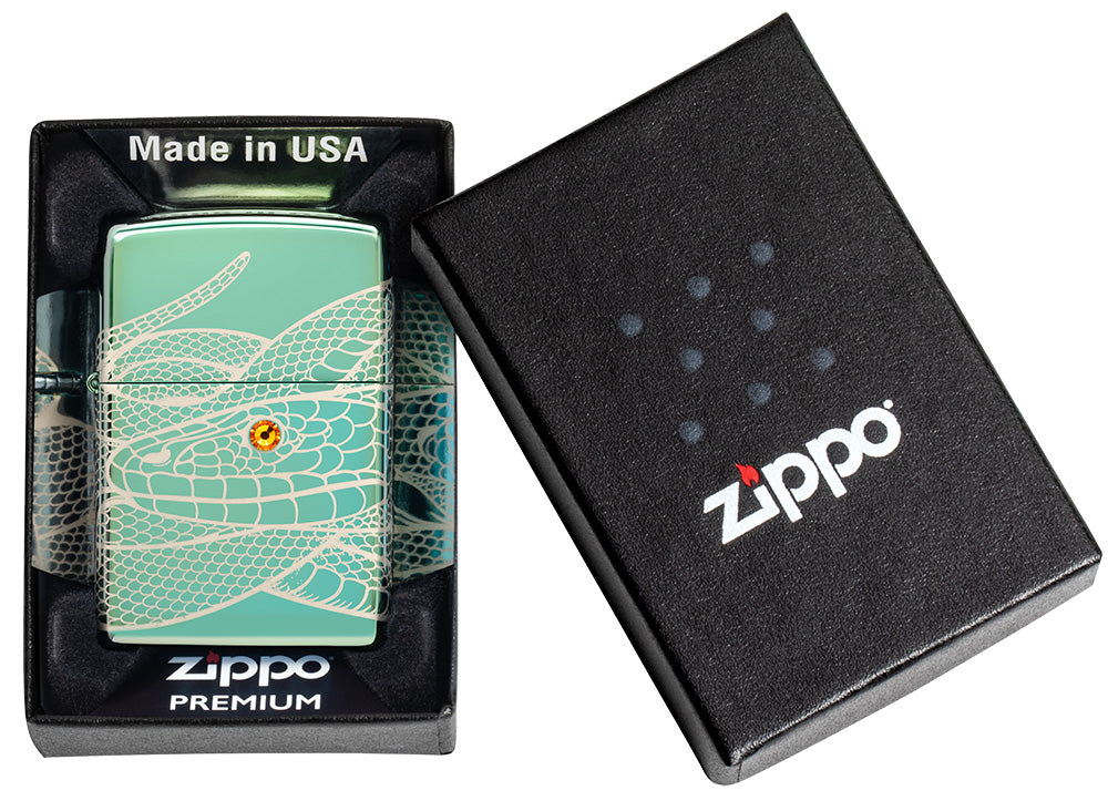 Briquet Zippo 360° vue de face dans le coffret cadeau et fait de métal, avec une illustration en couleur qui montre un serpent tout autour du briquet avec un œil de cristal irisé est attaché