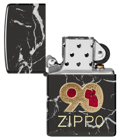 Briquet Zippo 360° vue de face ouvert sans flamme fait de métal avec l'illustration en couleur qui montre le logo de Zippo de la série limitée du briquet 2022 pour célébrer 90 ans de notre marque.