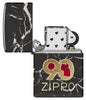 Briquet Zippo 360° vue de face ouvert sans flamme fait de métal avec l'illustration en couleur qui montre le logo de Zippo de la série limitée du briquet 2022 pour célébrer 90 ans de notre marque.