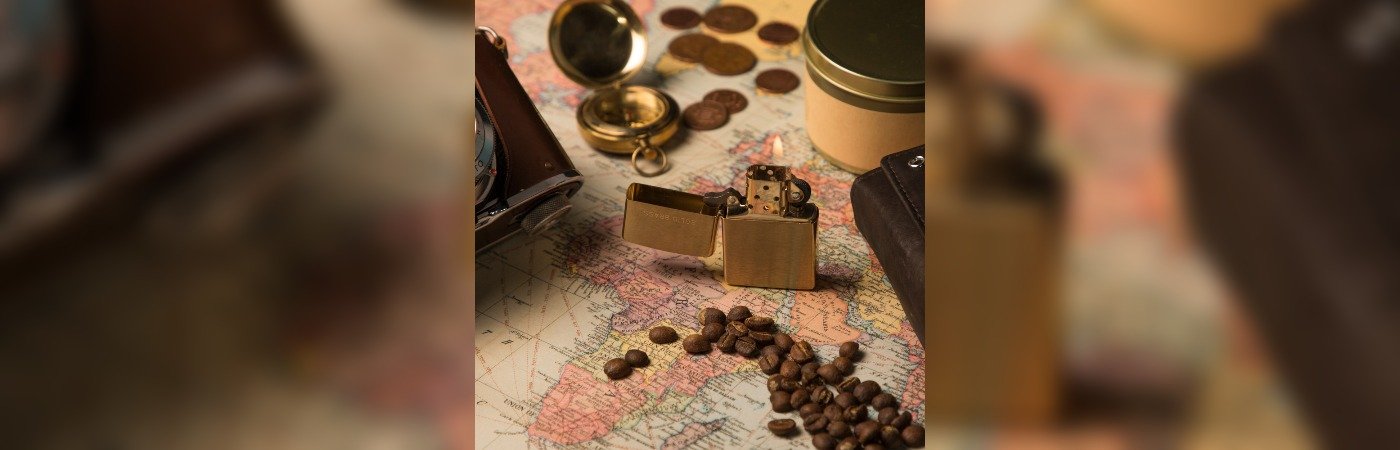 Briquet Zippo sur une carte du monde avec des grains de café