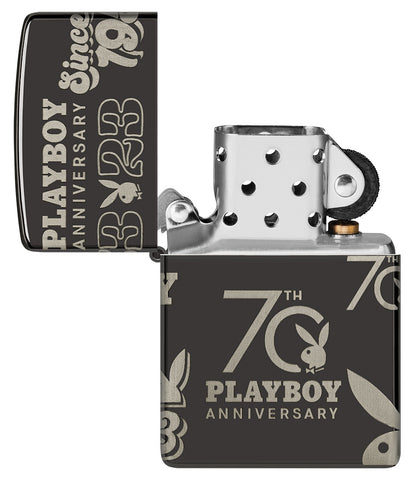 Vue de face du briquet tempête Zippo Playboy 70th Anniversary Design éteint, sans flamme