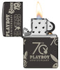 Vue de face du briquet tempête Zippo Playboy 70th Anniversary Design ouvert, avec flamme