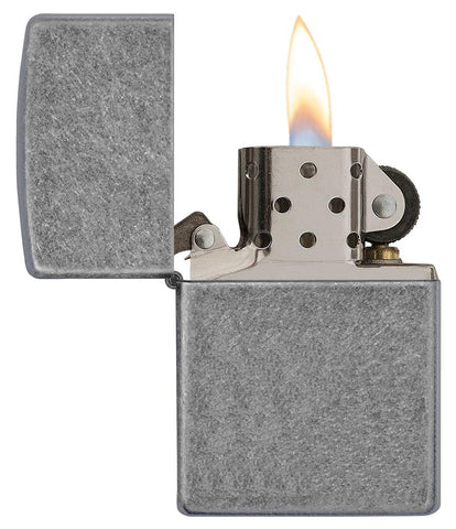 Vue de face briquet Zippo plaque Antique Silver, ouvert avec flamme