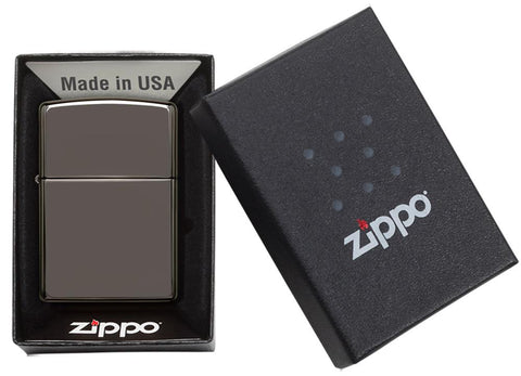 Vue de face briquet Zippo Black Ice modèle de base, dans une boîte cadeau ouverte