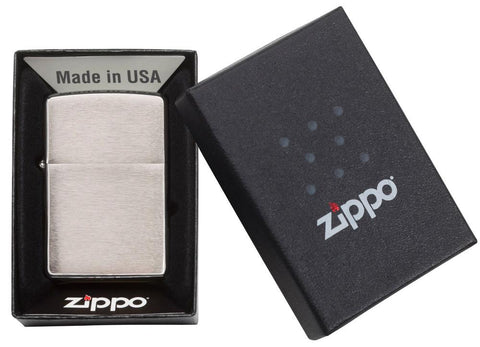 Vue de face briquet Zippo Armor Chrome Brushed, dans un emballage ouvert