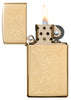 Vue de face briquet Zippo Slim Brass avec motif de fleurs vénitiennes et plaque à graver, ouvert avec flamme