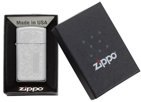 Vue de face briquet Zippo Slim Chrome motif de fleurs vénitiennes et plaque à graver, dans une boîte cadeau ouverte