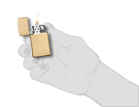 Vue de face briquet Zippo Slim Brass High Polished modèle de base, ouvert avec flamme dans une main stylisée