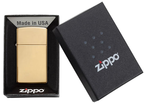 Vue de face briquet Zippo Slim Brass High Polished modèle de base, dans une boîte cadeau ouverte