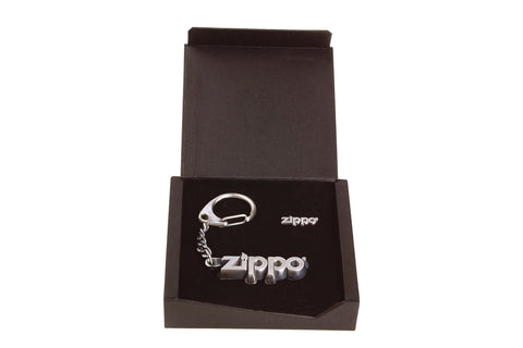 Porte-clés et pins logo Zippo dans une boîte cadeau ouverte