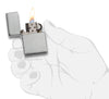 Briquet Zippo 1935 Replica vue de face ouverte et allumée en chrome brossé dans une main stylisée