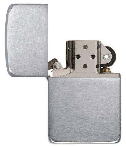 Briquet Zippo 1941 Replica vue de face ouverte et allumée en chrome brossé dans une main stylisée