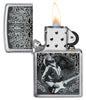 Briquet Zippo vue de face chrome brossé ouvert et allumé avec image d'Eric Clapton par Ron Pownall