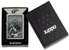 Briquet Zippo vue de face chrome brossé avec image d'Eric Clapton par Ron Pownall dans une boîte cadeau ouverte