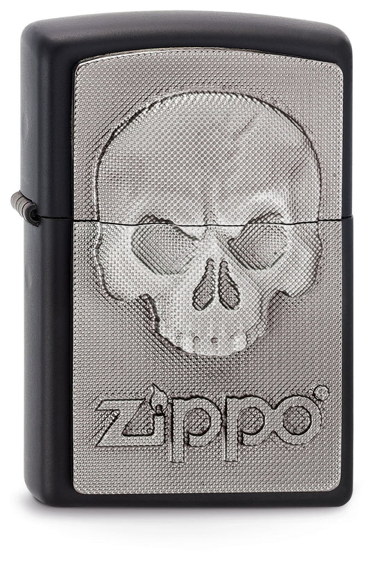 Vue de face 3/4 briquet Zippo chromé emblème tête de mort sans mâchoire inférieure et logo Zippo en dessous