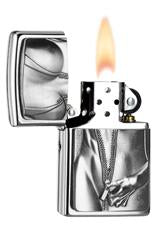 Briquet Zippo chromé torse de femme avec combinaison ouverte, ouvert avec flamme