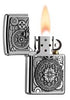 Briquet Zippo emblème montre gousset entourée d'engrenages, ouvert avec flamme