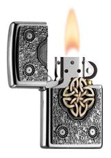  Briquet Zippo chromé emblème nœud celtique doré au milieu, ouvert avec flamme