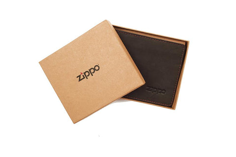 Vue de face portefeuille horizontal fermé dans une boîte cadeau ouverte