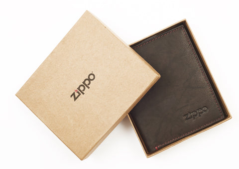 Portefeuille en cuir brun fermé avec logo Zippo dans une boîte cadeau ouverte